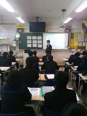 公取委北海道事務所の職員が生徒に説明を行う様子（その１）