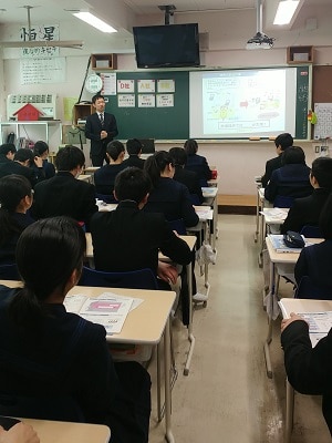 公取委北海道事務所の職員が生徒に説明を行う様子（その２）