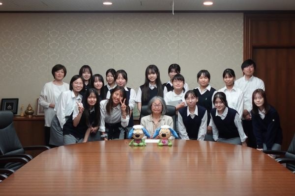 青木委員と慶應義塾女子高等学校の皆さんの集合写真