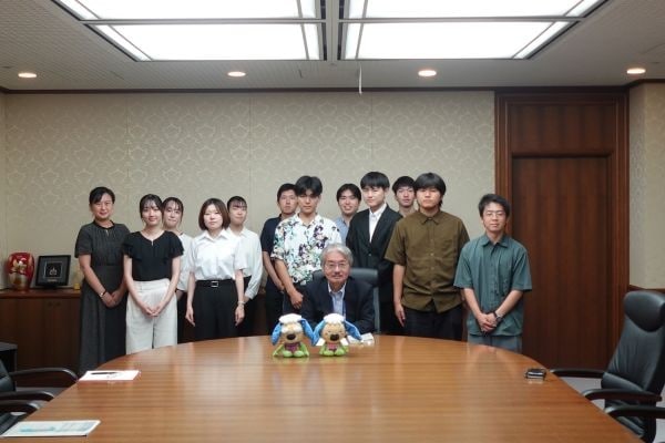泉水委員と東京都立大の皆さんの集合写真