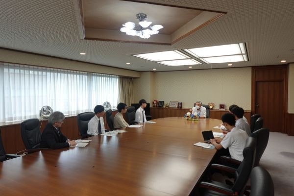 吉田委員との懇談の様子