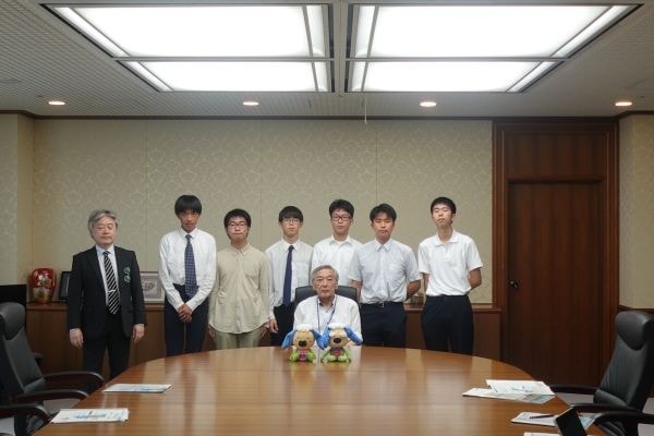函館ラ・サール高校と吉田委員との集合写真
