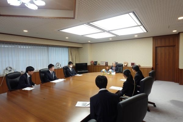 青木委員との懇談の様子