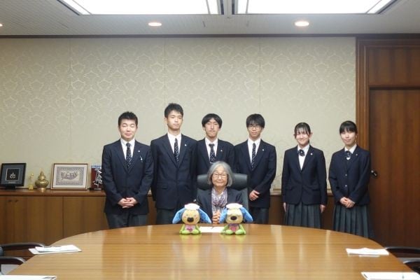 夙川高等学校と青木委員との集合写真