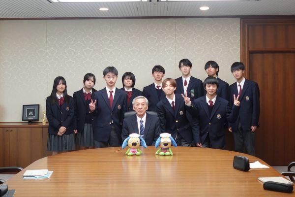 立命館守山高等学校と吉田委員との集合写真