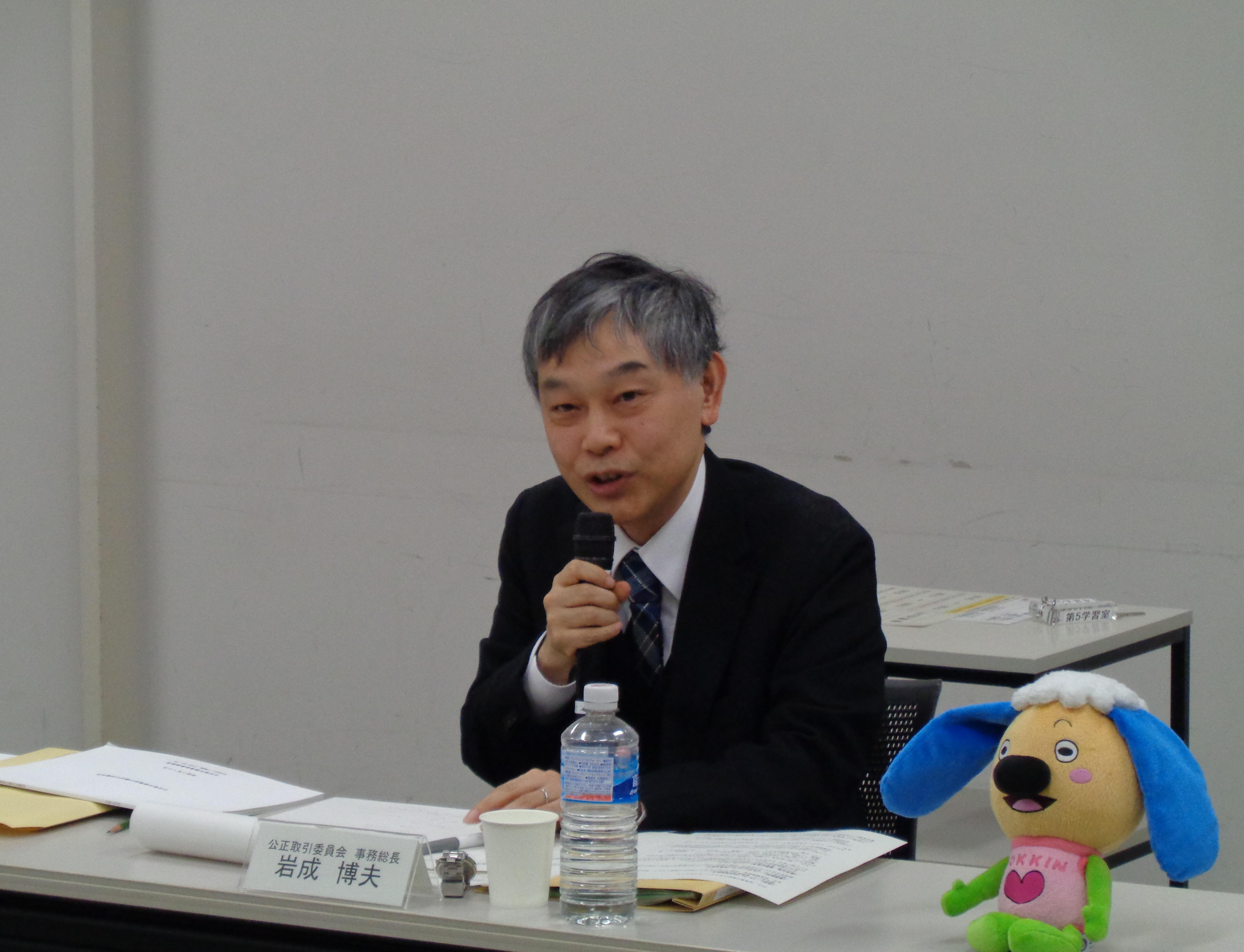 懇談会で話す岩成事務総長の様子